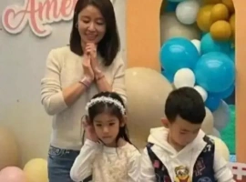 49 岁林心如素颜遛娃被拍！8岁女儿颜值惊艳，豪门日常这么接地气-潇洒资源分享网